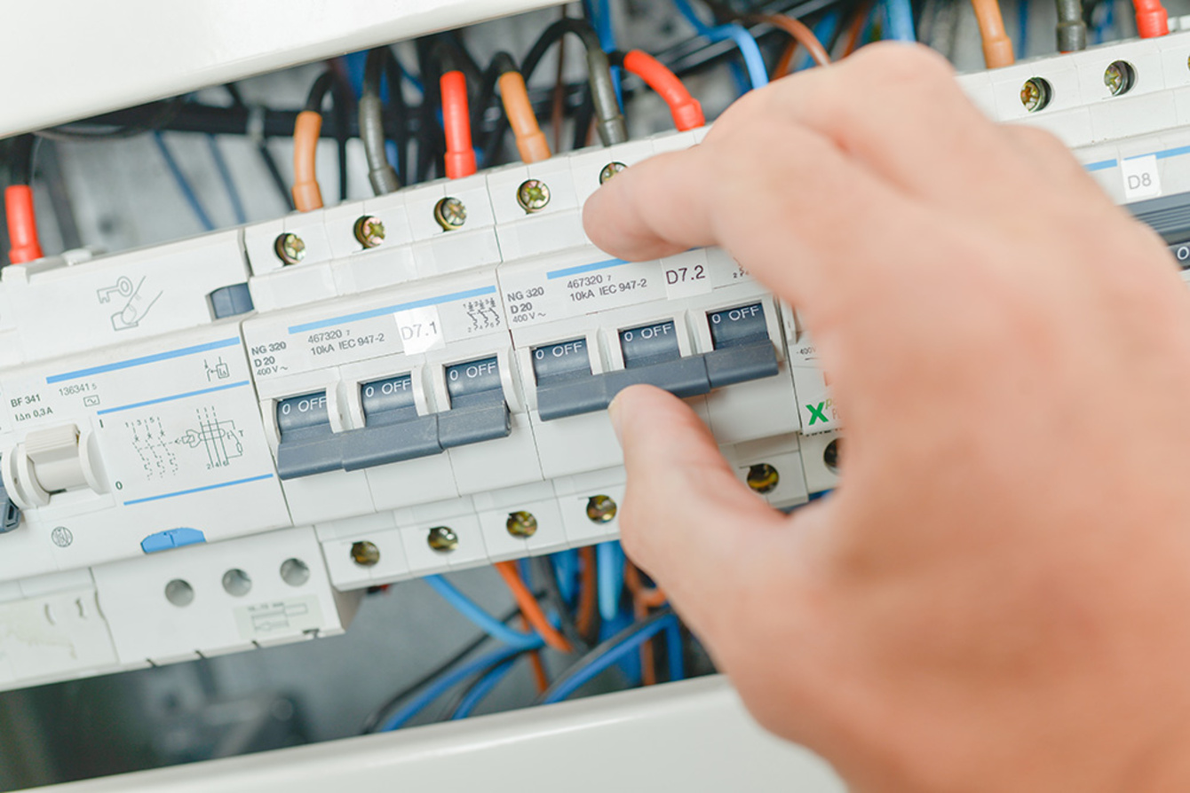 Elektro­installation bei M. Mauser Elektrotechnik GmbH in Michelbach an der Bilz